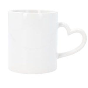 Taza blanca con asa en forma de corazon