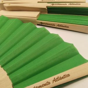 Abanico de tela varillas de madera.