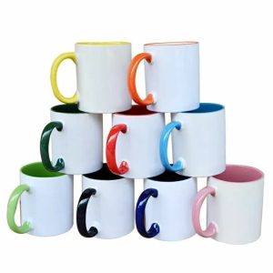 Taza blanca personalizable con interior y borde de color.